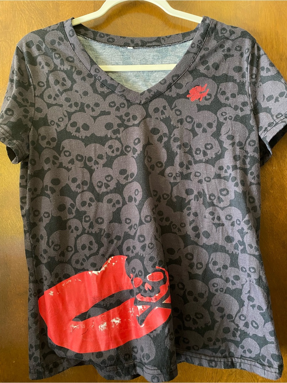 Lethal Angel Punk Black Skull-Print V-Neck Tee with Red Lip Accent
